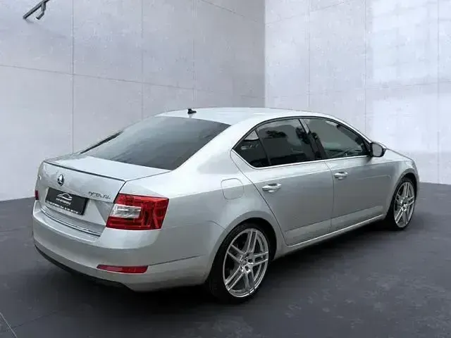 Usata Skoda Octavia Elegance 150 CV (110 kW) 2014 Argento Utilitaria