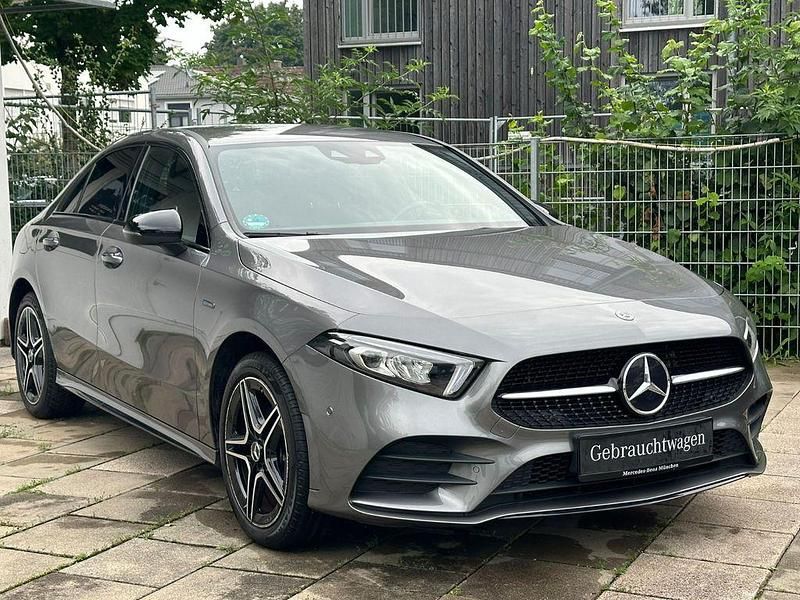 Grau Gebraucht 2021 Mercedes A250 AMG Limousine | 25.999 € (Guter Preis) - Bild 1/4
