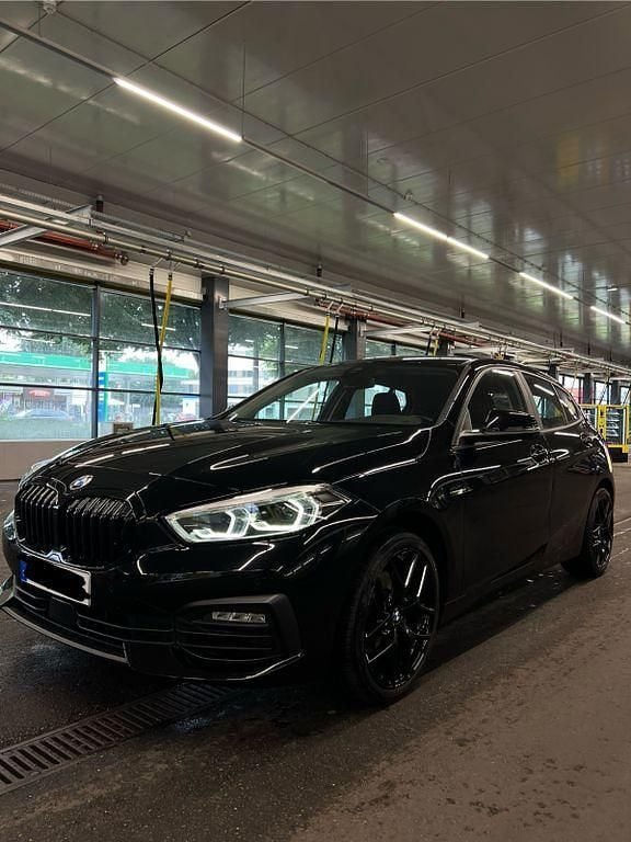 Schwarz Gebraucht 2020 BMW 118 Advantage Kleinwagen | 12.900 € (Superpreis) - Bild 1/4