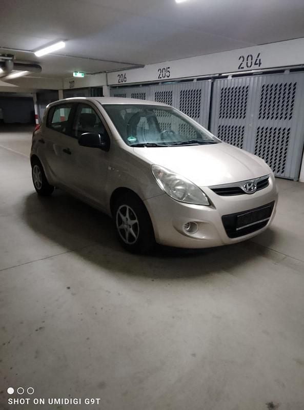Gebraucht Hyundai i20 77 PS (56 kW) 2011 Gold Kleinwagen