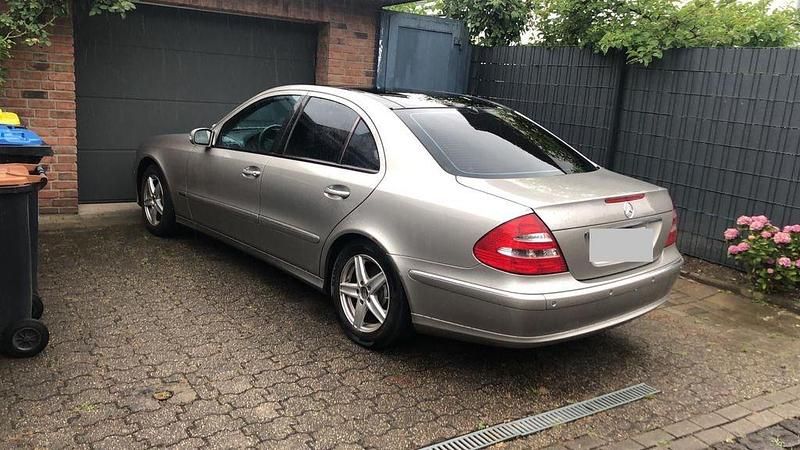 Grau Gebraucht 2005 Mercedes E280 Avantgarde Limousine | 3.700 € (Guter Preis) - Bild 1/4