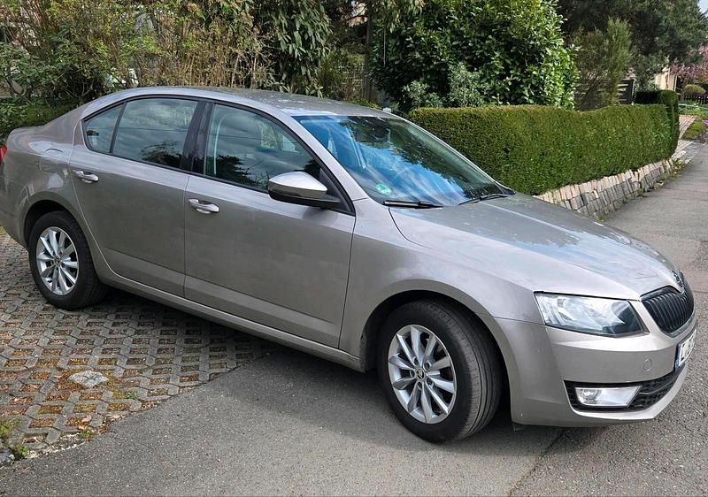 Usado Skoda Octavia 105 HP (77 kW) 2013 Prateado Sedan