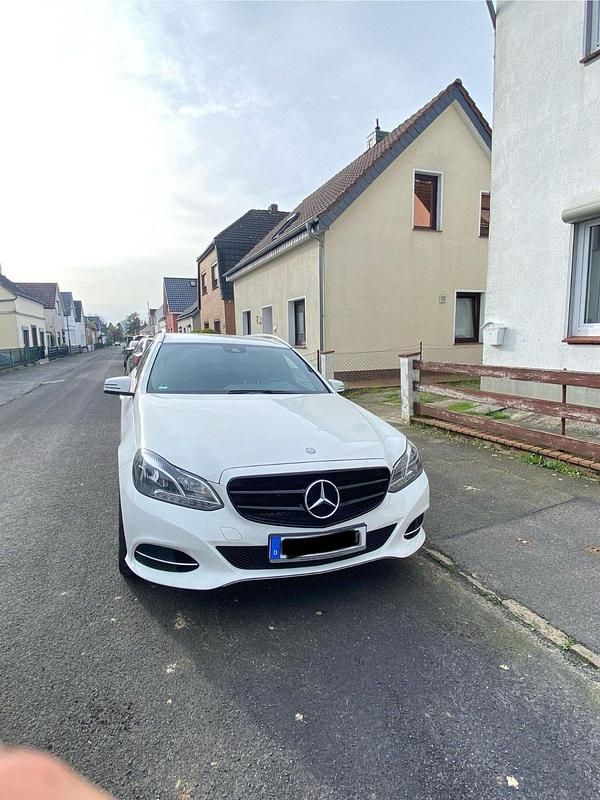 Weiß Gebraucht 2014 Mercedes E220 Kombi | 11.500 € (Guter Preis) - Bild 1/4