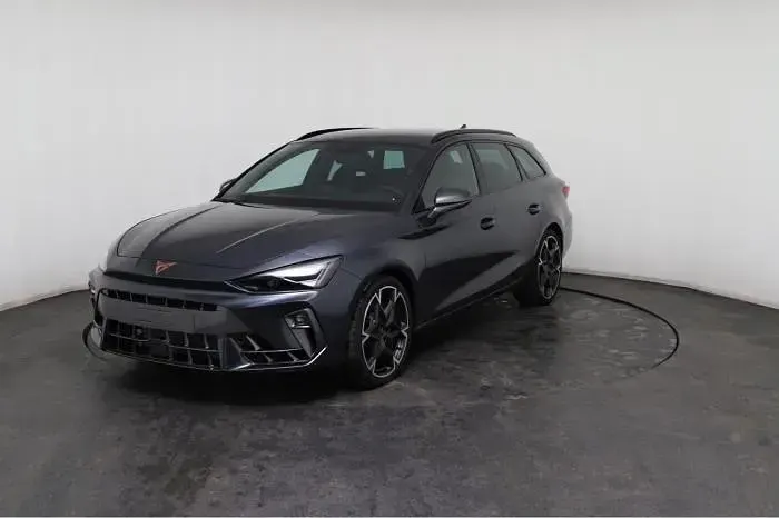 Neu Cupra Leon VZ 333 PS (244 kW) 2025 Grau, magnetic tech (s7) Kombi