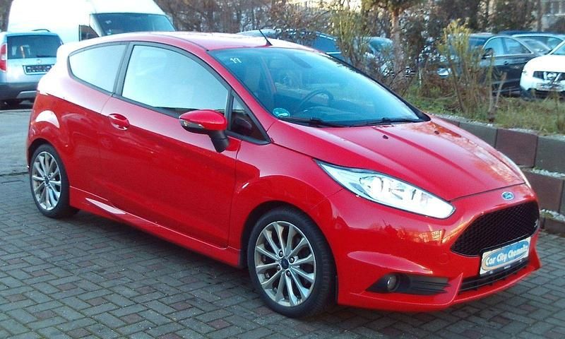 Rot Gebraucht 2015 Ford Fiesta ST Limousine | 6.999 € (Fairer Preis) - Bild 1/4