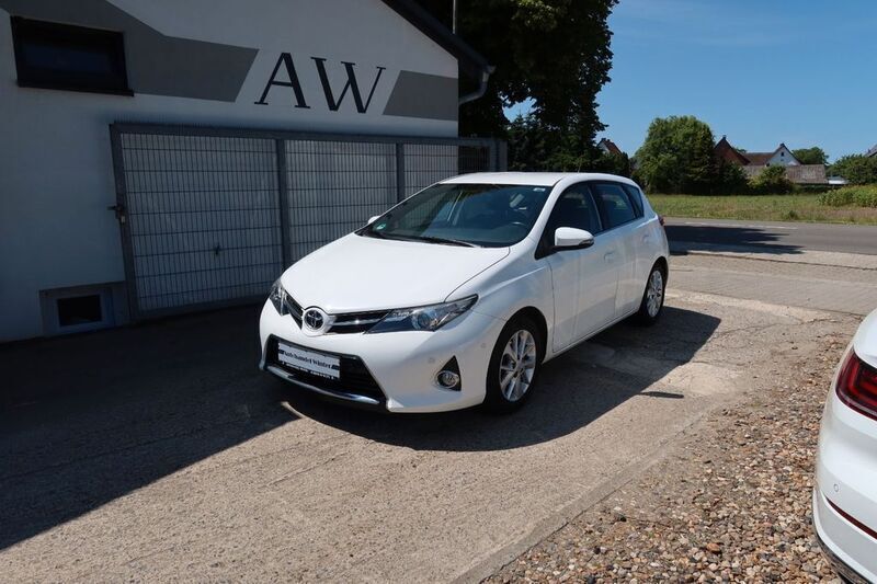 Weiß Gebraucht 2013 Toyota Auris Edition Limousine | 6.920 € (Guter Preis) - Bild 1/4