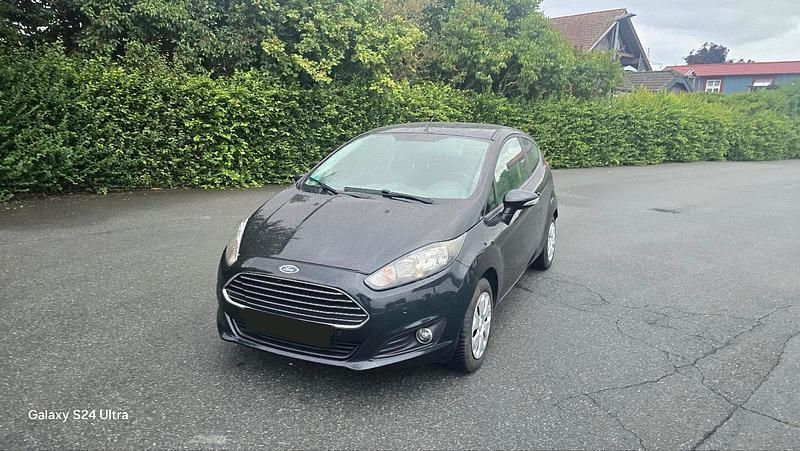 Schwarz Gebraucht 2015 Ford Fiesta Kleinwagen | 2.900 € (Superpreis) - Bild 1/4