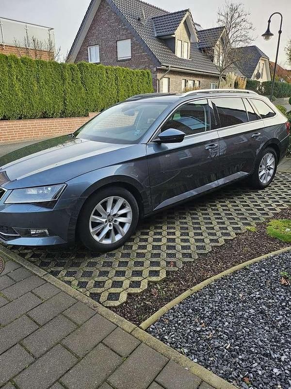 Grau Gebraucht 2015 Skoda Superb Style Kombi | 13.500 € (Fairer Preis) - Bild 1/4