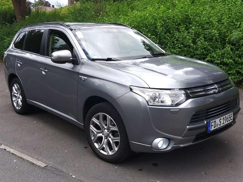 Grau Gebraucht 2014 Mitsubishi Outlander P-HEV Plus SUV | 10.700 € (Teuer) - Bild 1/4