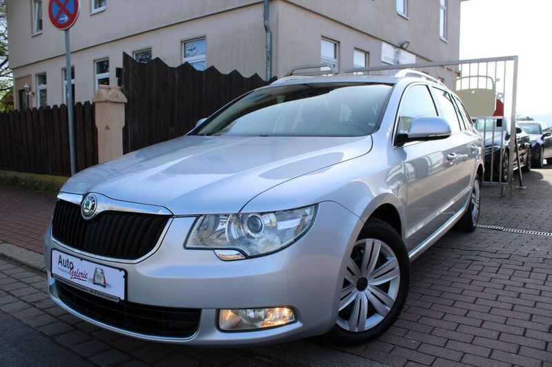 Silber Gebraucht 2011 Skoda Superb Ambition Kombi | 5.990 € (Guter Preis) - Bild 1/4