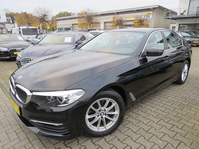 Black sapphire metallic Gebraucht 2019 BMW 520 Sport Line Limousine | 26.990 € (Superpreis) - Bild 1/4