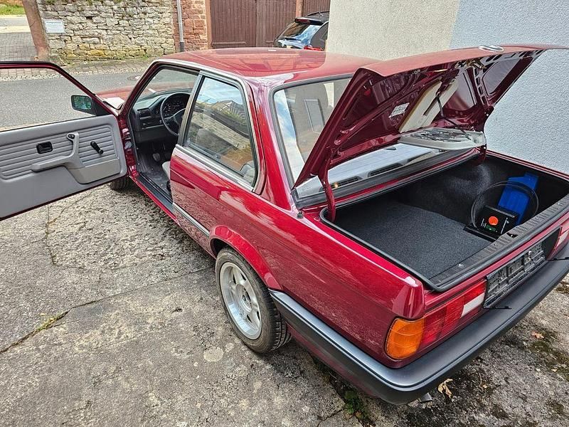 Rot Gebraucht 1989 BMW 316 Coupé | 12.990 € - Bild 1/4