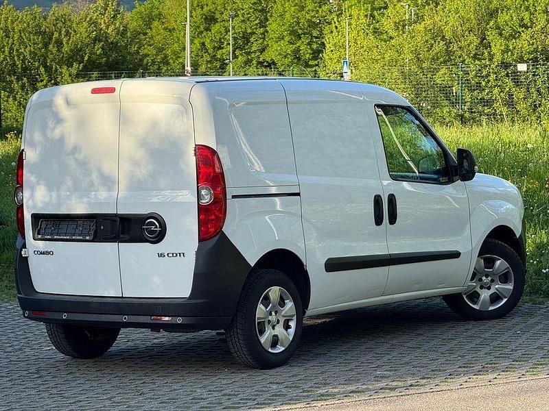 Second-hand Opel Combo 105 CP (77 kW) 2017 Alb Monovolum