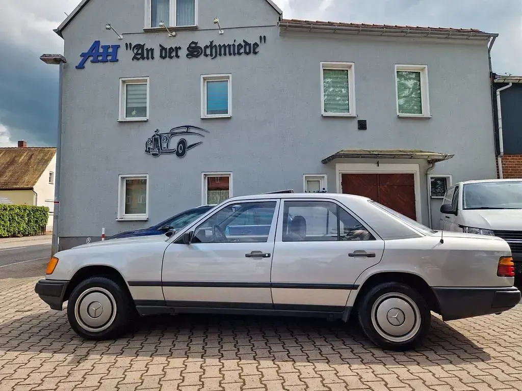 Usata Mercedes E250 90 CV (66 kW) 1986 Grigio Berlina