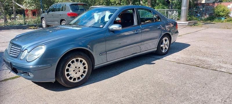 Blau Gebraucht 2003 Mercedes E220 Elegance Limousine | 1.790 € (Superpreis) - Bild 1/4