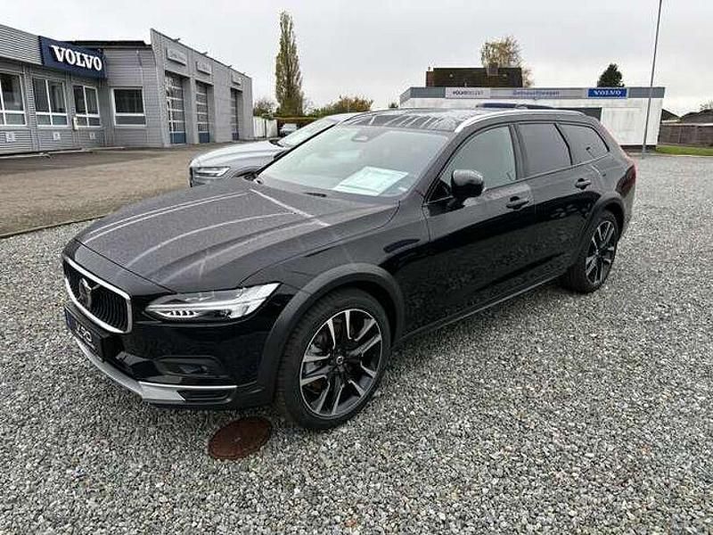 Gebraucht Volvo V90 CC Plus 197 PS (144 kW) 2024 Onyx black / metallic Kombi