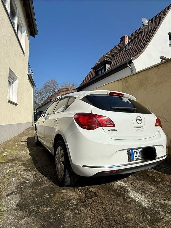 Gebraucht Opel Astra Selection 116 PS (85 kW) 2015 Weiß Limousine