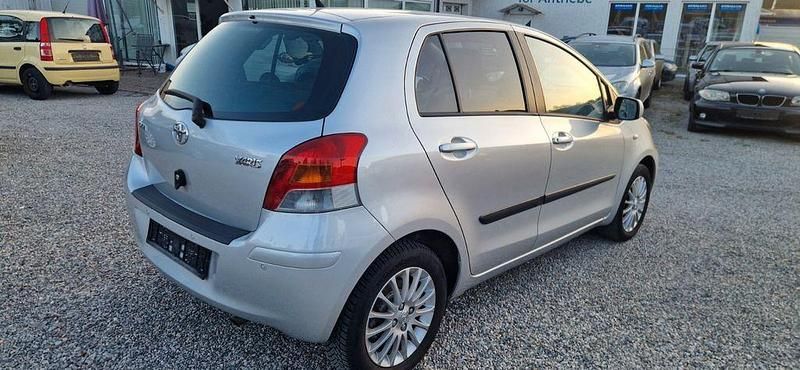 Gebraucht Toyota Yaris Sol 101 PS (74 kW) 2009 Silber Kleinwagen