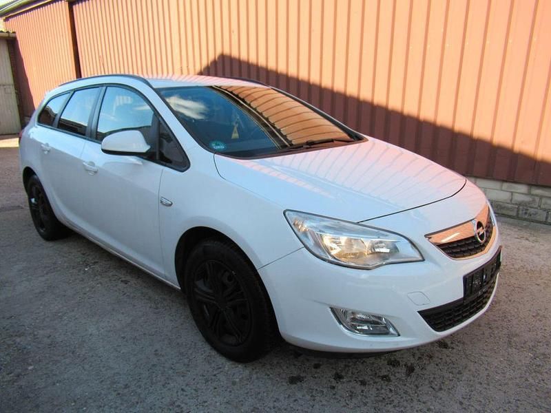 Gebraucht Opel Astra Design Edition 125 PS (91 kW) 2011 Weiß Kombi