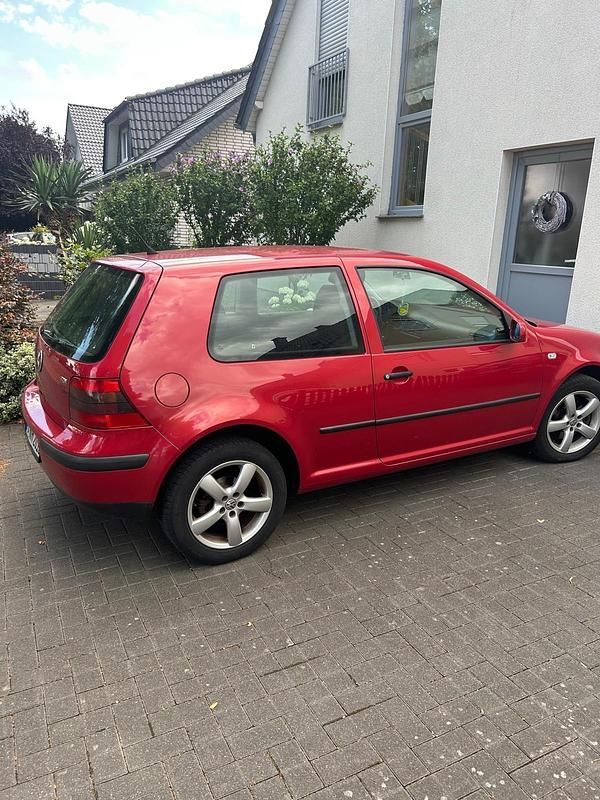 Rot Gebraucht 2000 VW Golf IV Kleinwagen | 2.299 € (Etwas zu teuer) - Bild 1/4