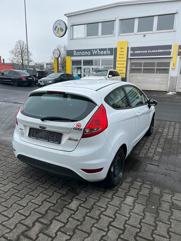 Gebraucht Ford Fiesta 69 PS (50 kW) 2011 Weiß Kleinwagen