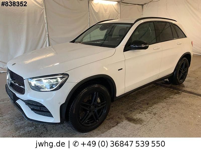 Weiß Gebraucht 2021 Mercedes GLC300e AMG line SUV | 27.450 € (Etwas zu teuer) - Bild 1/4