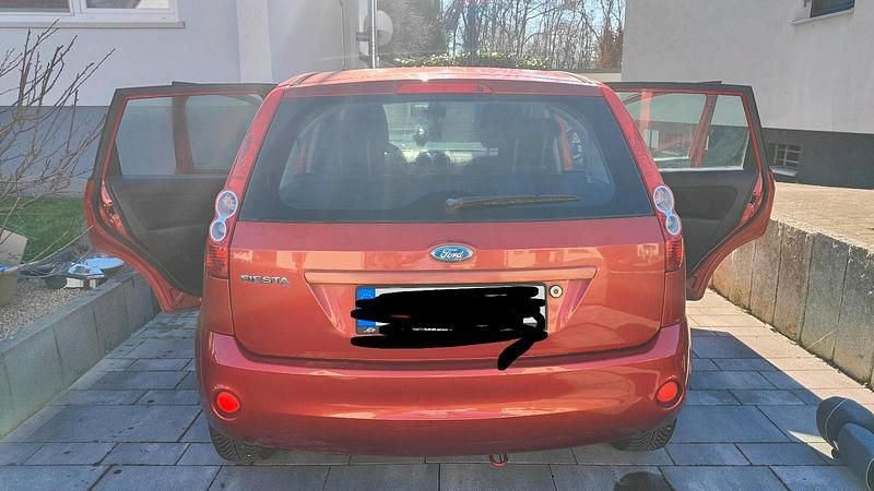 Gebraucht Ford Fiesta 80 PS (58 kW) 2008 Rot Kleinwagen