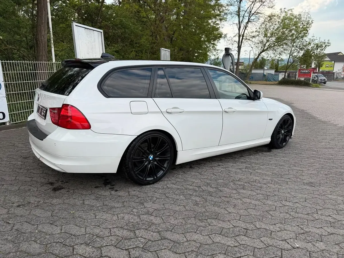 Gebraucht BMW 320 150 PS (110 kW) 2011 Weiß Kombi