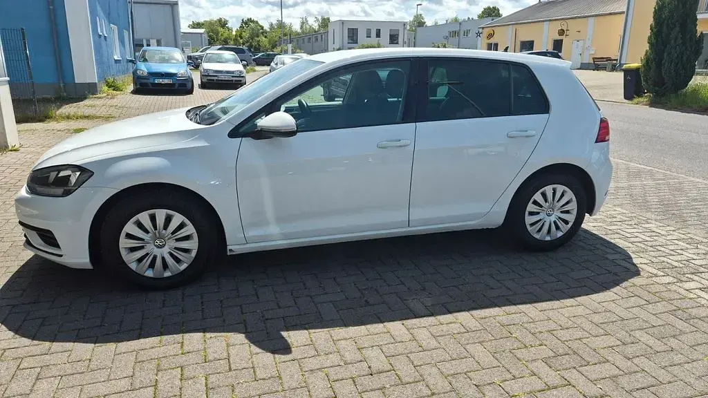 Gebraucht VW Golf VII Trendline 116 PS (85 kW) 2018 Weiß Limousine