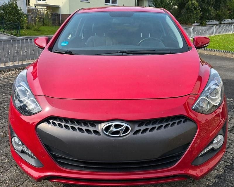 Gebraucht Hyundai i30 135 PS (99 kW) 2013 Rot Limousine