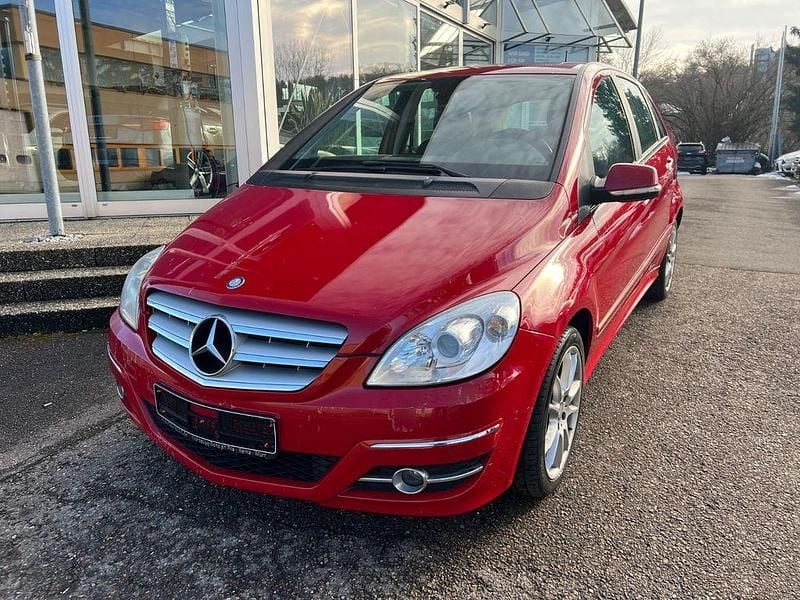 Gebraucht Mercedes B200 Sport 136 PS (100 kW) 2011 Rot Van / Kleinbus