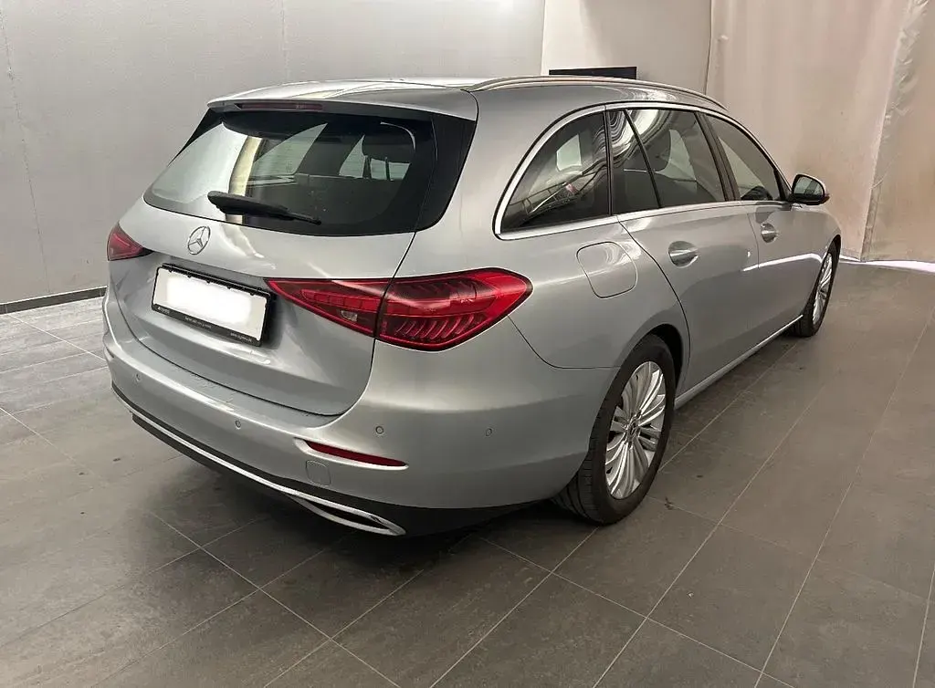 Gebraucht Mercedes C200 Avantgarde 163 PS (119 kW) 2023 Silber Limousine