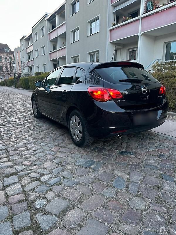 Gebraucht Opel Astra 140 PS (102 kW) 2011 Schwarz Limousine