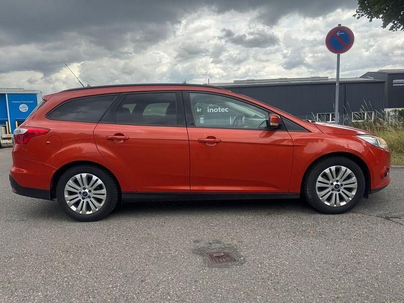 Rot Gebraucht 2011 Ford Focus Titanium Limousine | 2.999 € (Guter Preis) - Bild 1/4