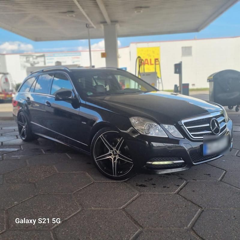 Schwarz Gebraucht 2010 Mercedes E300 Avantgarde Kombi | 12.450 € (Etwas zu teuer) - Bild 1/4