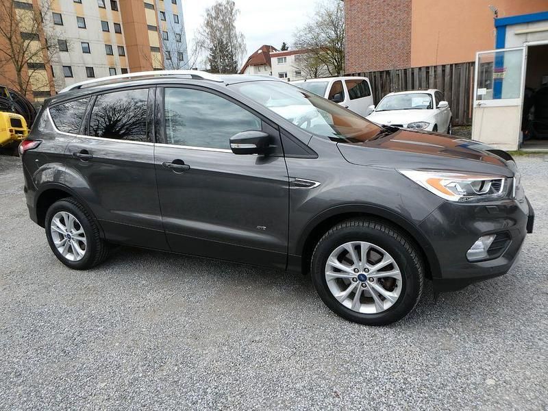 Gebraucht Ford Kuga Titanium 150 PS (110 kW) 2017 Grau SUV
