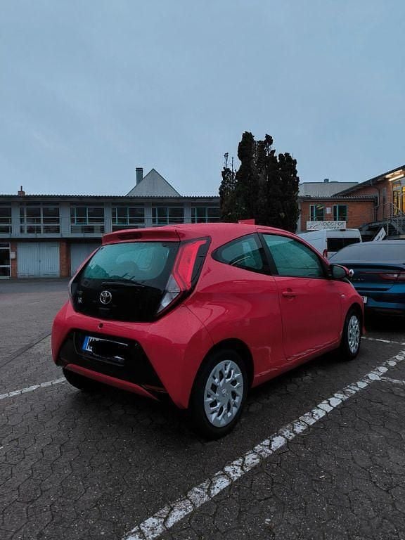 Gebraucht Toyota Aygo 72 PS (52 kW) 2018 Rot Kleinwagen