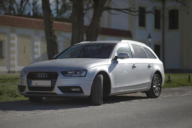 Silber Gebraucht 2012 Audi A4 Attraction Kombi | 6.199 € (Superpreis) - Bild 1/4