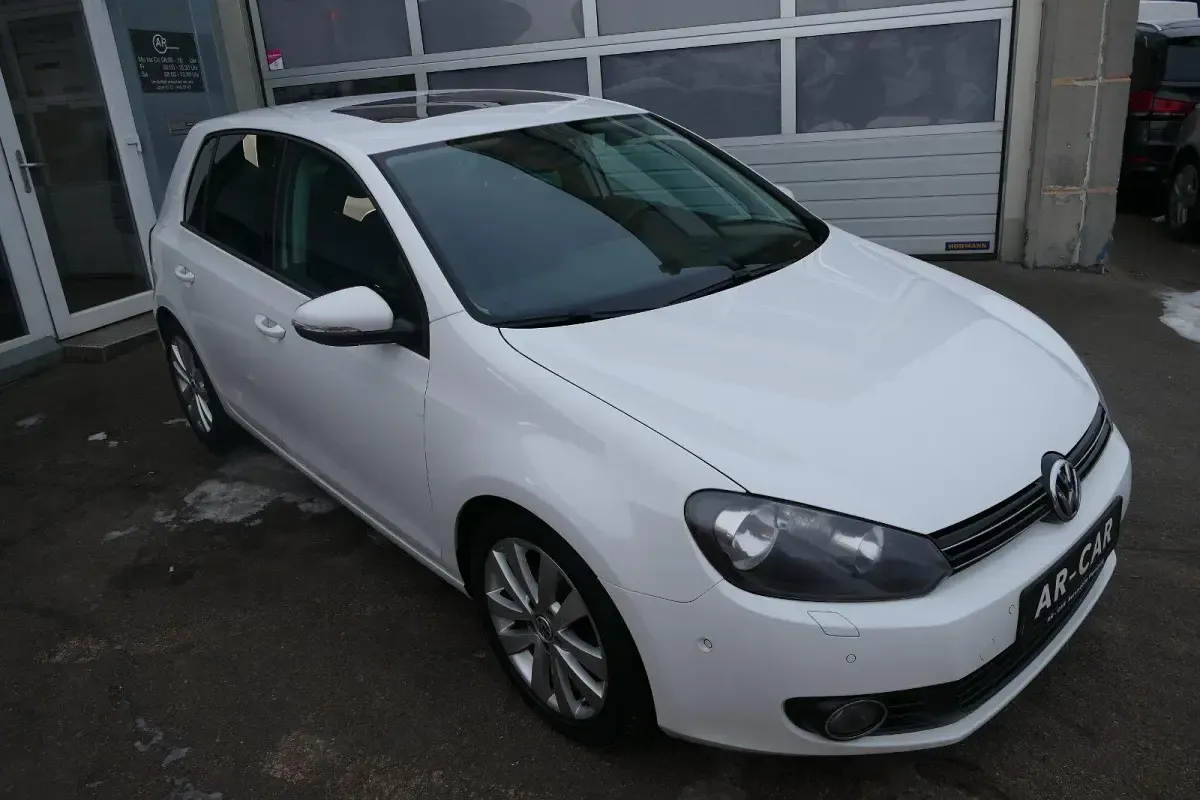Gebraucht VW Golf VI 105 PS (77 kW) 2011 Weiß Kleinwagen