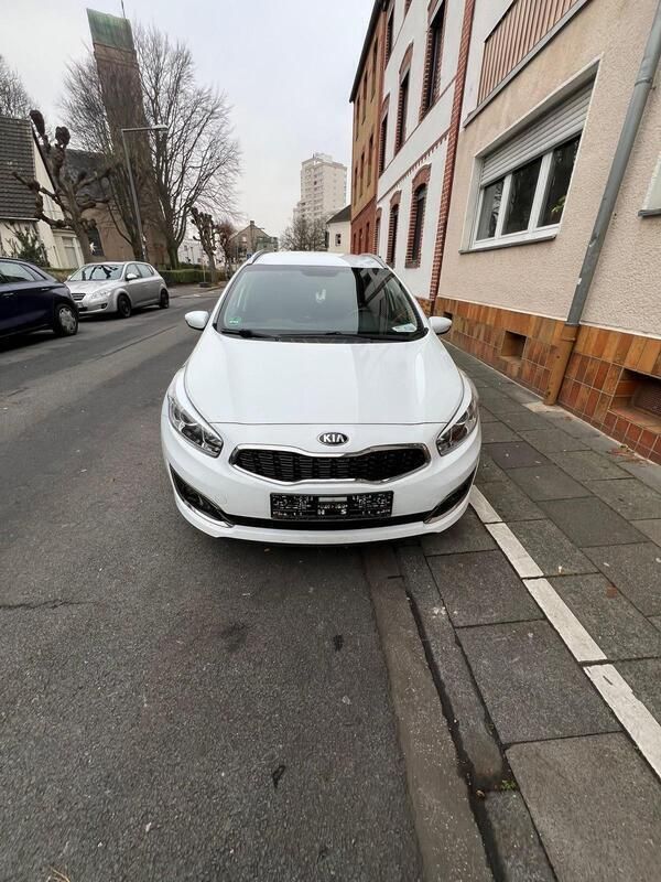 Weiß Gebraucht 2016 Kia Ceed Sportswagon Kombi | 5.890 € (Guter Preis) - Bild 1/4