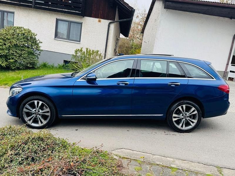 Gebraucht Mercedes C300 245 PS (180 kW) 2019 Blau Kombi