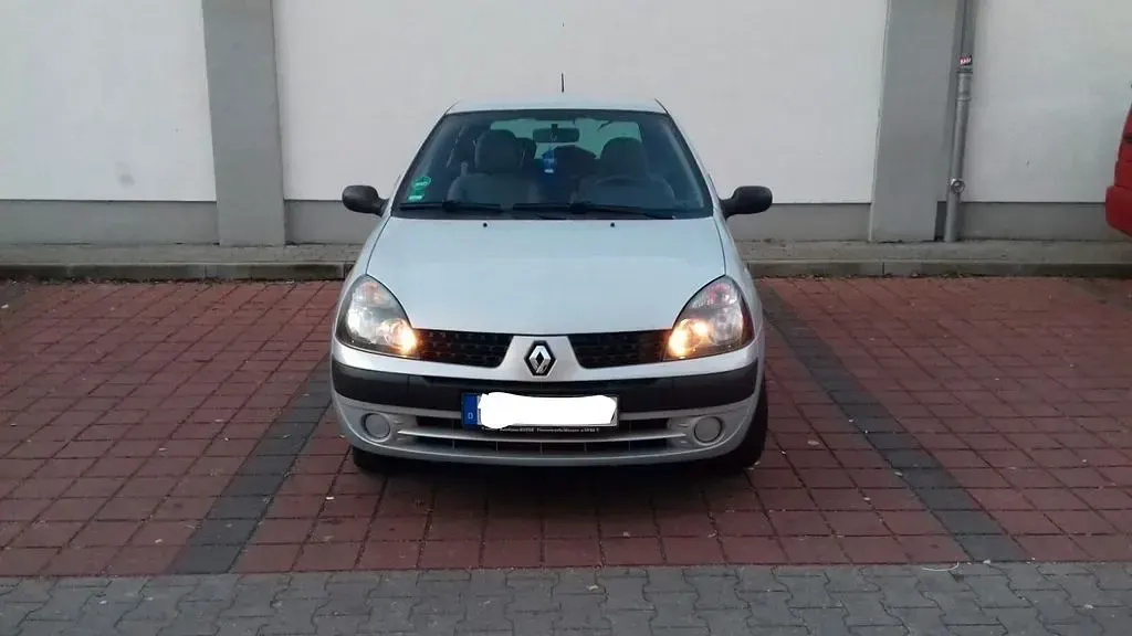 Używany Renault Clio II Authentique 58 KM (42 kW) 2003 Srebrny Sedan/Limuzyna