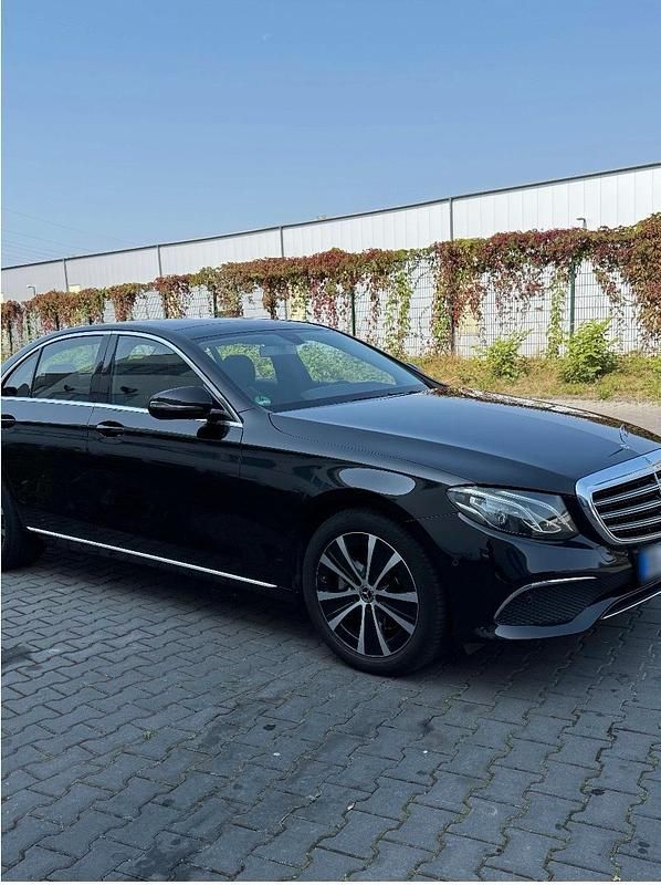Gebraucht Mercedes E220 194 PS (142 kW) 2019 Schwarz Limousine
