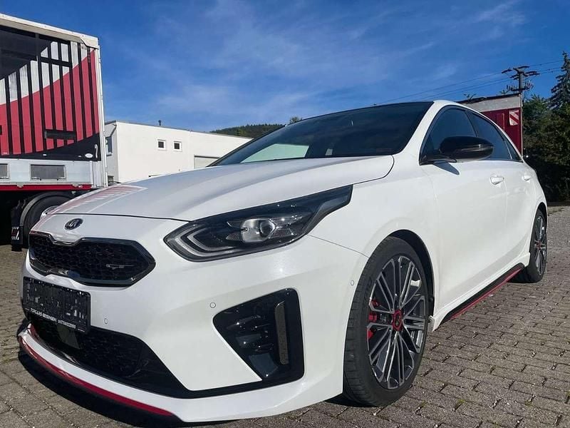 Deluxe white Gebraucht 2020 Kia Ceed GT Limousine | 19.499 € (Guter Preis) - Bild 1/4