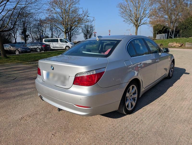 Gebraucht BMW 523 190 PS (139 kW) 2007 Silber Limousine