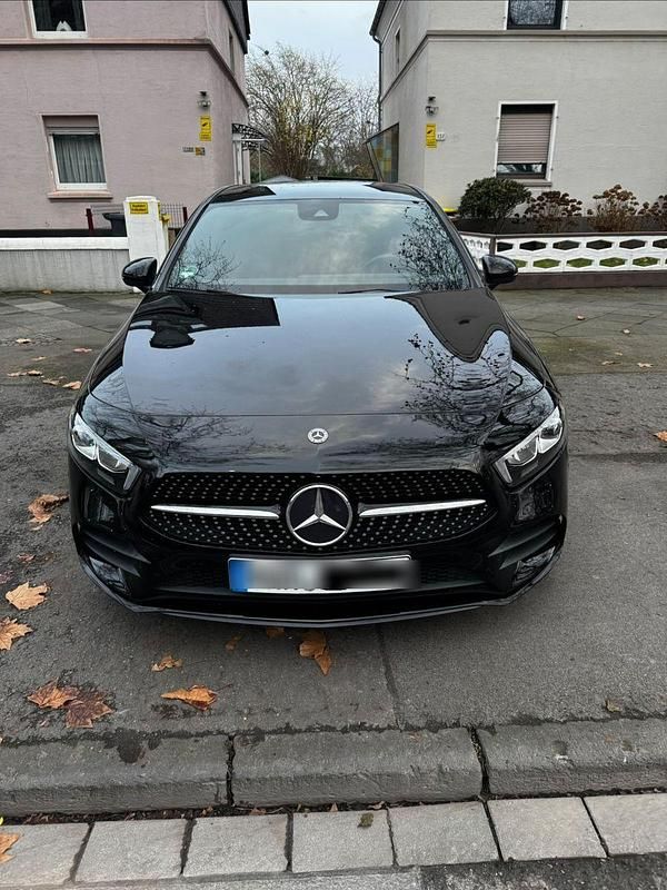 Schwarz Gebraucht 2018 Mercedes A200 AMG line Kleinwagen | 20.300 € (Guter Preis) - Bild 1/4