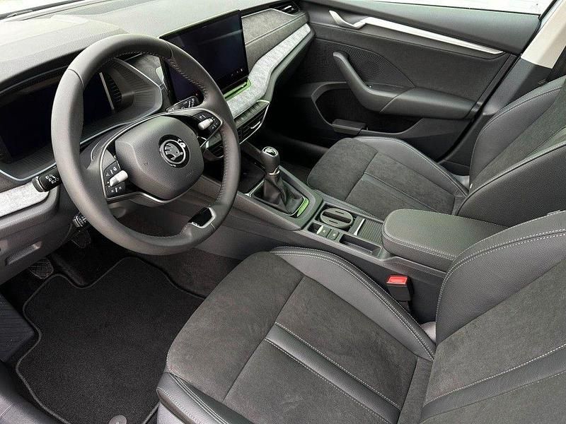 Neu Skoda Octavia Selection 116 PS (85 kW) 2025 Silber Kombi