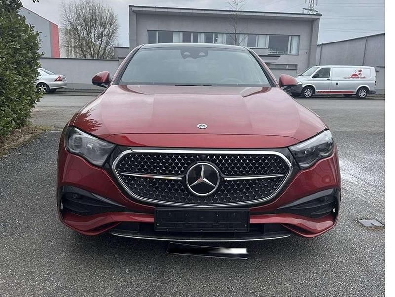 Rot Gebraucht 2024 Mercedes E300 AMG Line Premium Plus Limousine | 77.750 € (Fairer Preis) - Bild 1/4