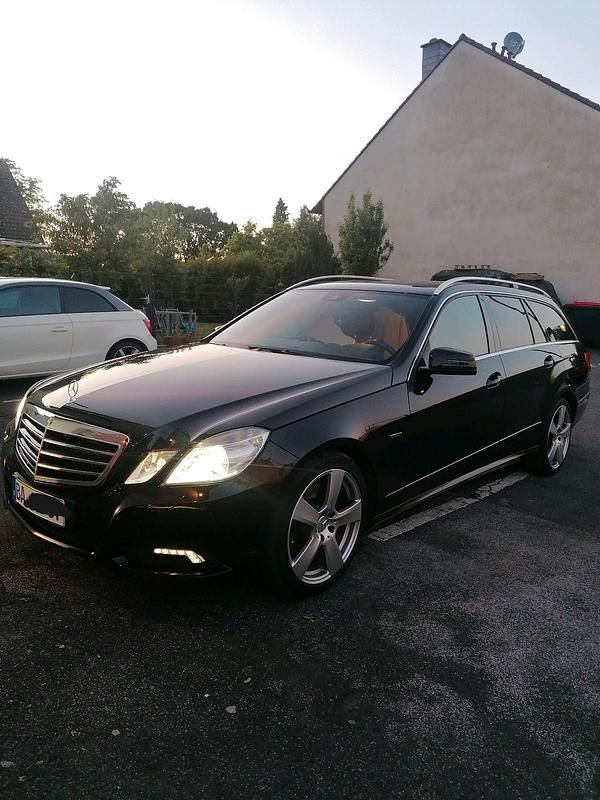 Schwarz Gebraucht 2010 Mercedes E300 Avantgarde Kombi | 9.500 € (Fairer Preis) - Bild 1/4
