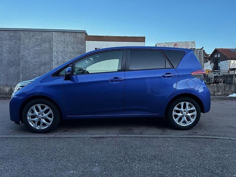 Gebraucht Toyota Verso-S 99 PS (72 kW) 2015 Blau Van / Kleinbus